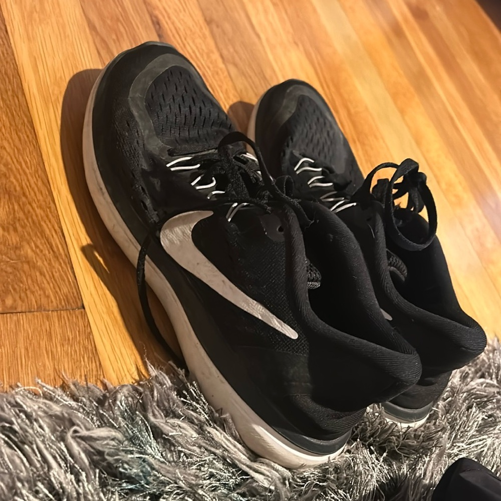 Women’s black Nike flex sneakers size 7.